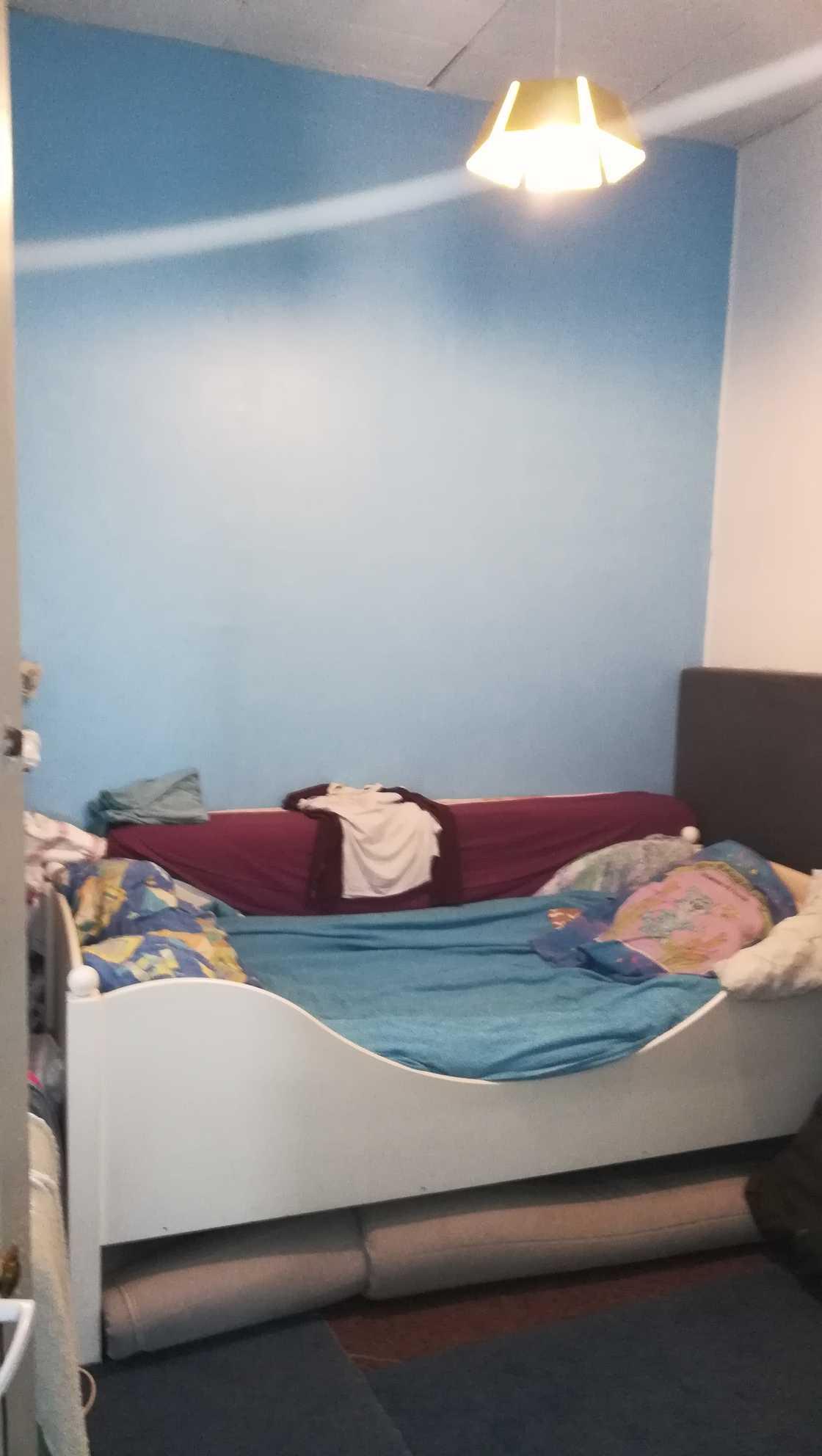 Avant les travaux, des matelas assuraient tant bien que mal la sécurité de l’enfant.