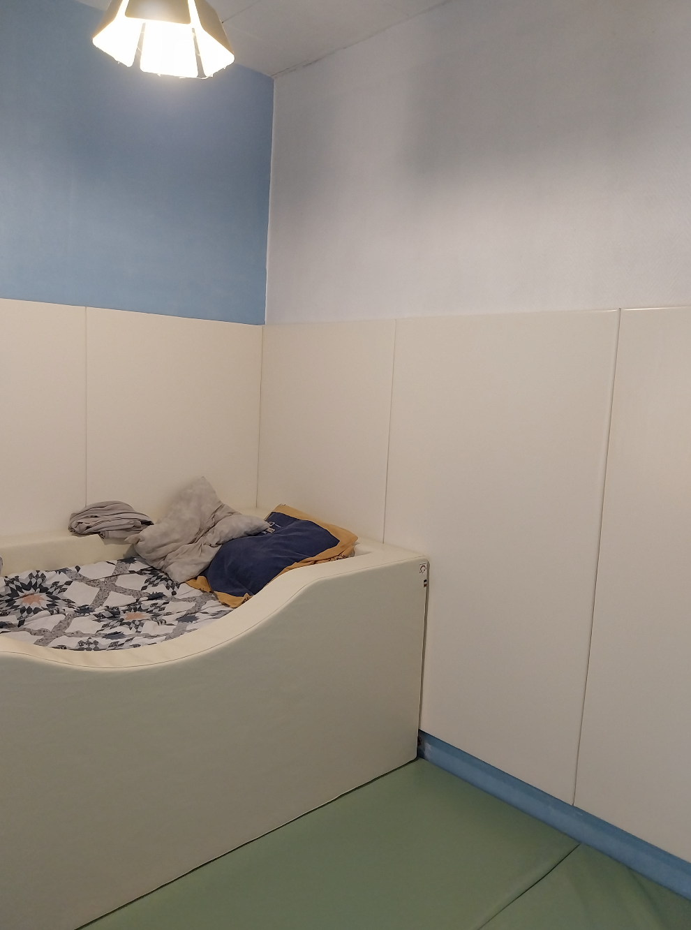 Le capitonnage du sol et des murs a permis de sécuriser durablement la chambre.