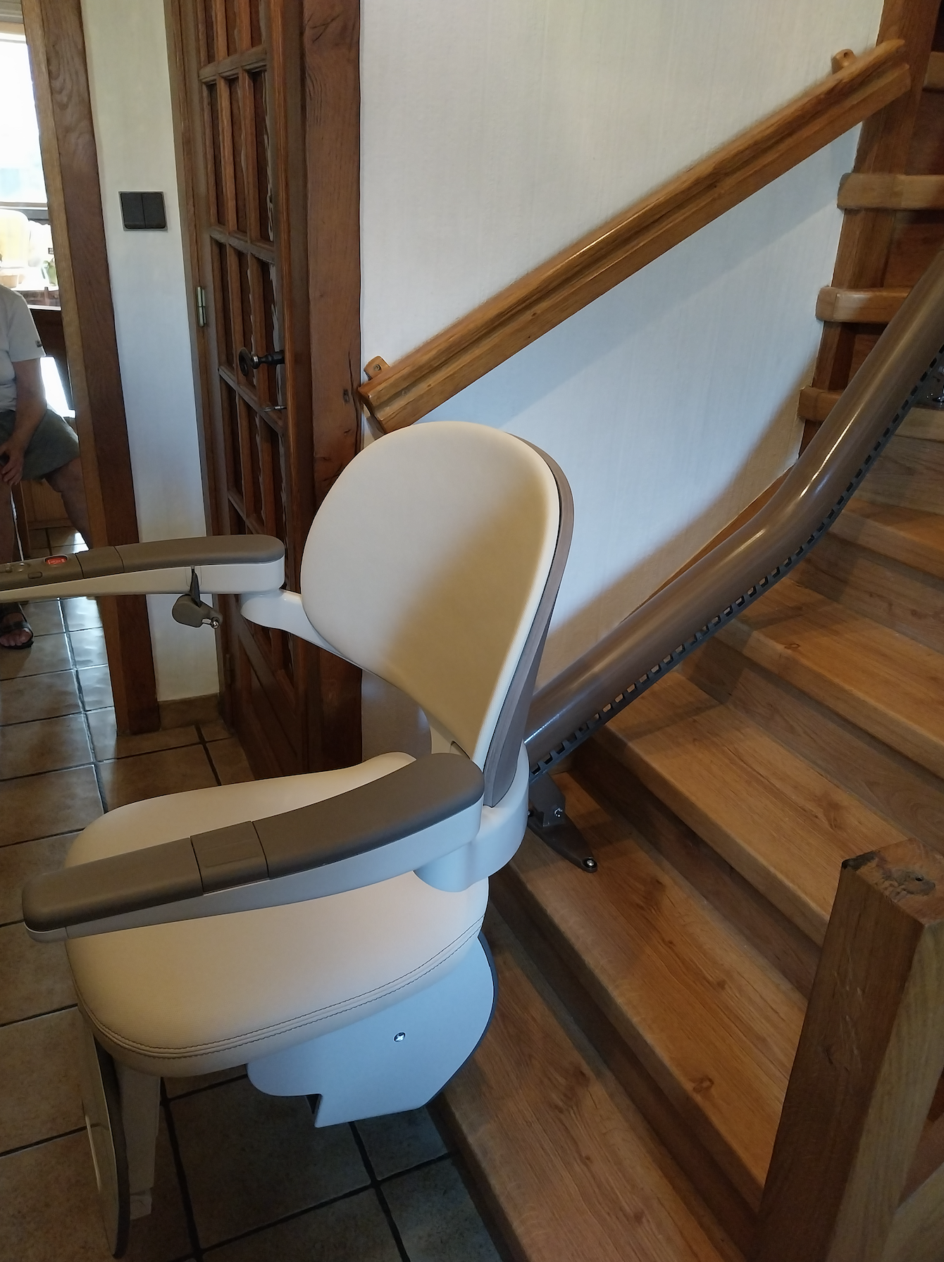 Le monte-escalier s’adapte parfaitement à la cage d’escalier, sans nécessiter de l’agrandir.